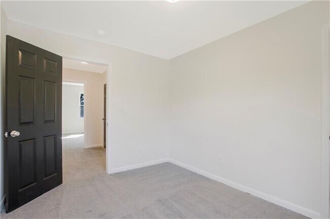 Building Photo - 551 Valley Hill Rd SE