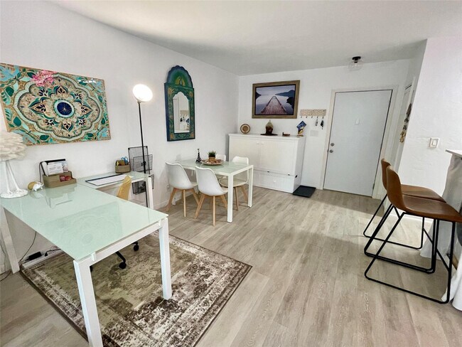 Building Photo - 3000 Riomar St