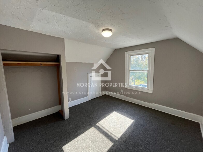 Building Photo - 330 W 6th St