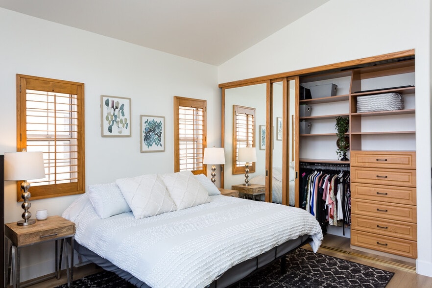 Building Photo - 919 W Lewis St