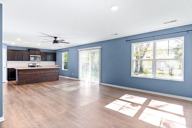 Building Photo - Now Leasing! Comfortable Family Home on Ke...