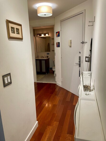 Front Door / Entryway - 121 E 23rd St