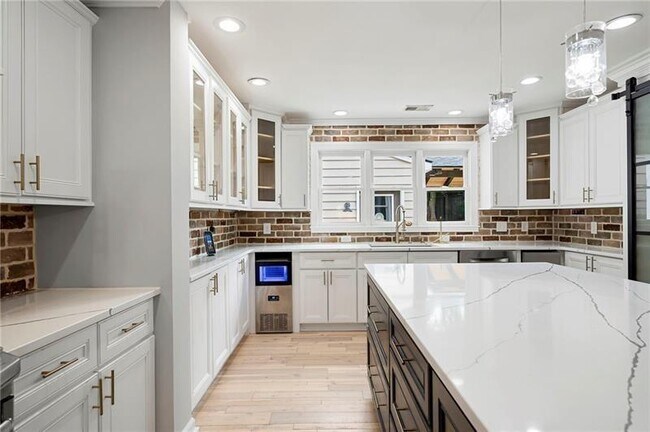 Building Photo - 2356 Pinkney Dr