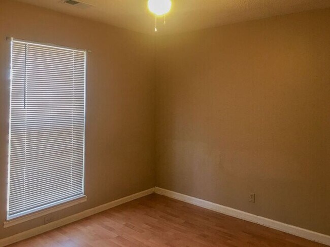Building Photo - 620 Pine Oaks Dr