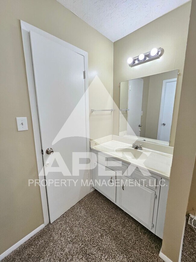 Building Photo - Nice 3Bd 1.5 Townhouse in WEST KNOX off Cedarbluff! END UNIT!