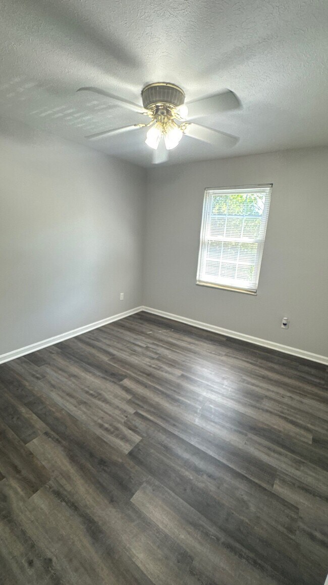 Building Photo - 6512 Six Mile Ln