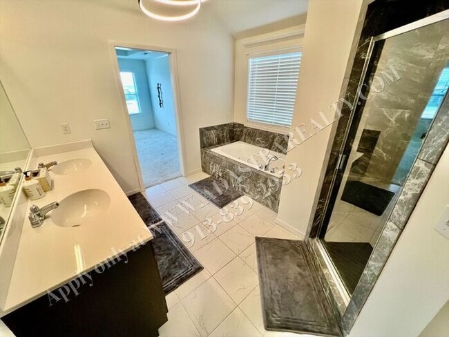 Building Photo - Beautiful 4 Bed 3.5 Bath Home in Olathe-Av...
