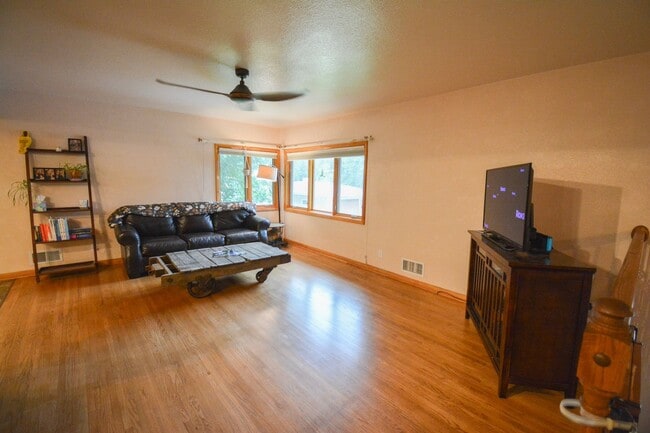 Building Photo - Fantastic 2 bed 2.5 bath Home In Cul-De-Sa...