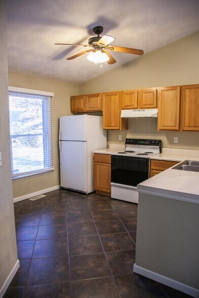 Building Photo - 33 Old Orchard Ln