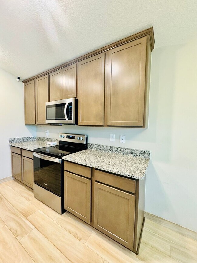 Building Photo - Beautiful 4-Bed, 2-Bath Home in a Prime Location!