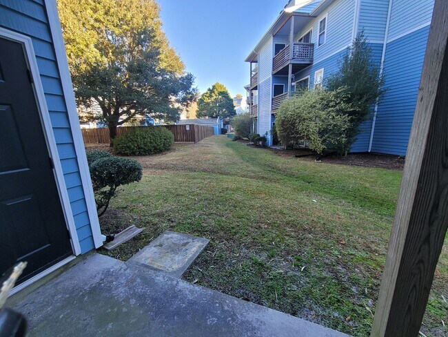 Building Photo - Renovated first floor condo with community...