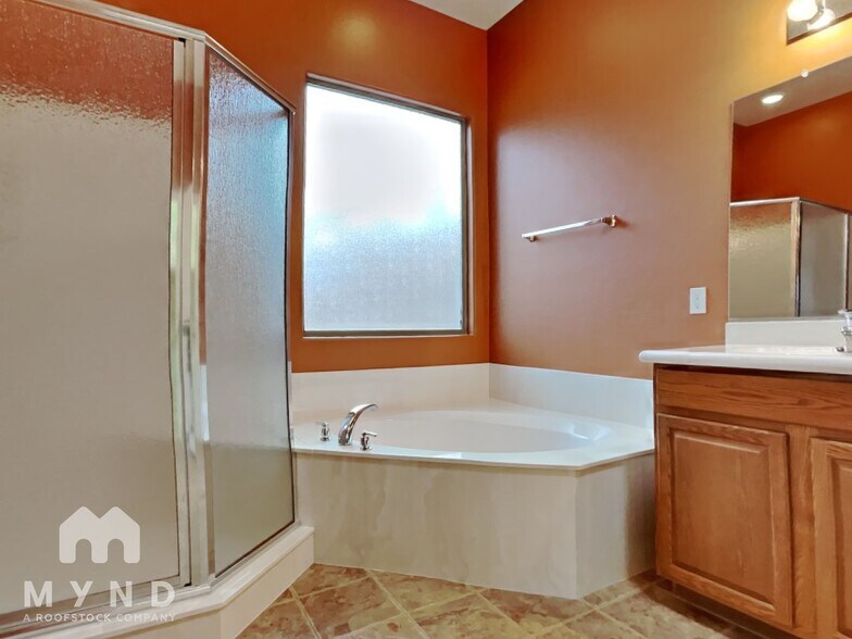 Building Photo - 1141 W Tenniel Dr