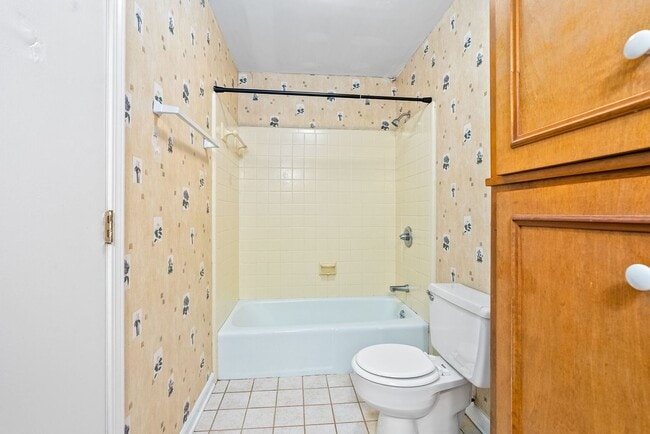 Building Photo - 4Bed/2Bath Available!