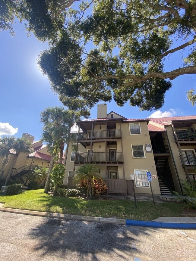 Building Photo - 2 BED 2 BATH MOVE IN NOW!!  TOP FLOOR $1,4...