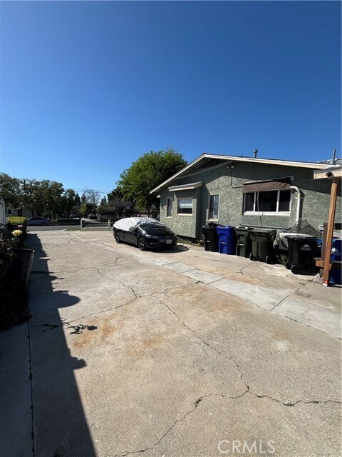 Building Photo - 646 W Belmont St