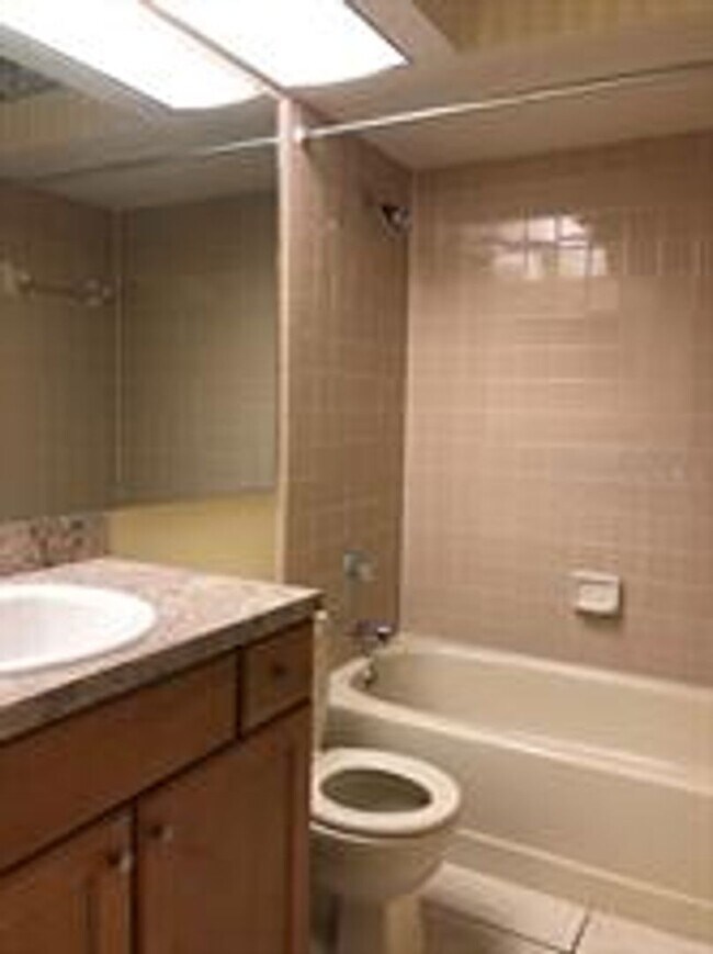 Building Photo - 467 Newton Pl