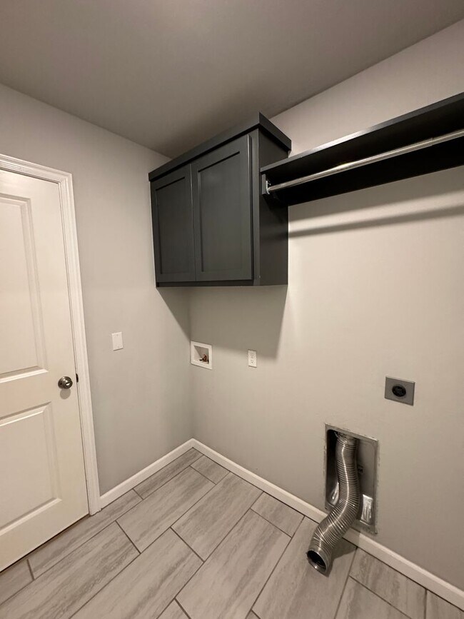 Building Photo - Don't Miss this STUNNING, true 4 bed, 2 ba...