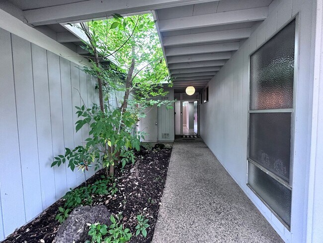 Building Photo - Three Bedroom Two Bathroom Home with Den/Home Office