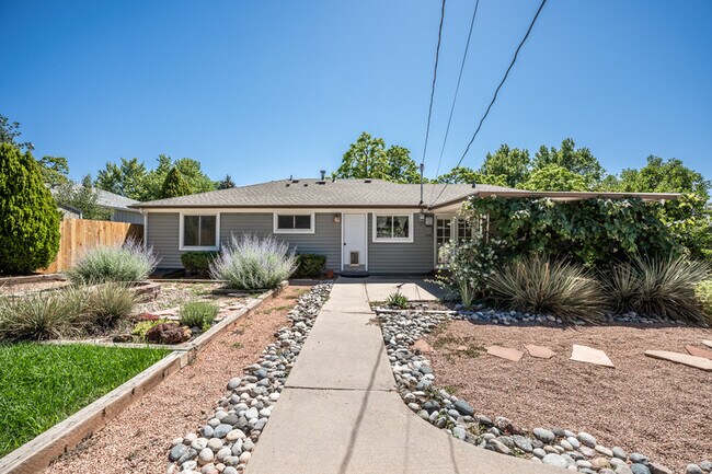 Building Photo - 2140 Robin Dr