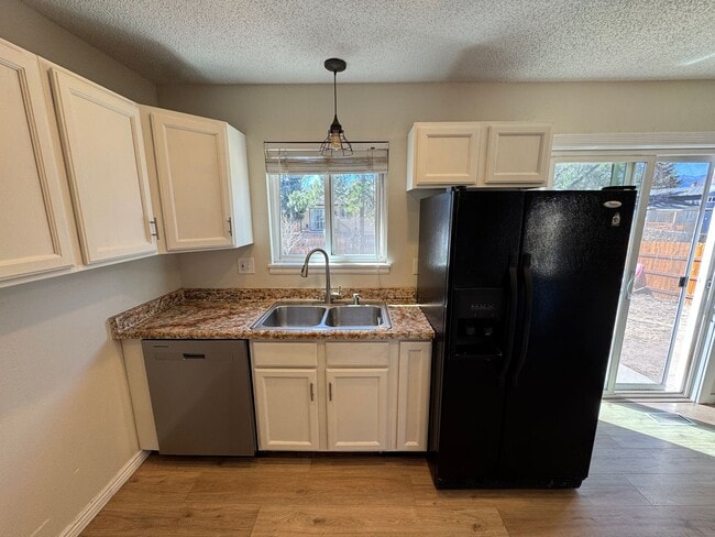 Building Photo - Charming 3-Bedroom Home with Bonus Living Space and Large Fenced Yard!!