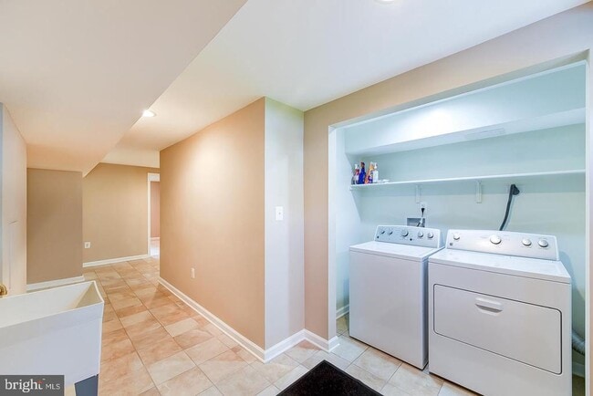 Building Photo - 6429 Maplewood Dr