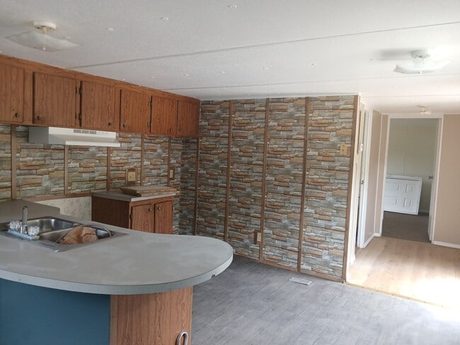 Building Photo - 300 Country Springs Dr