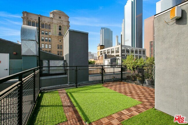 Building Photo - 253 S Broadway