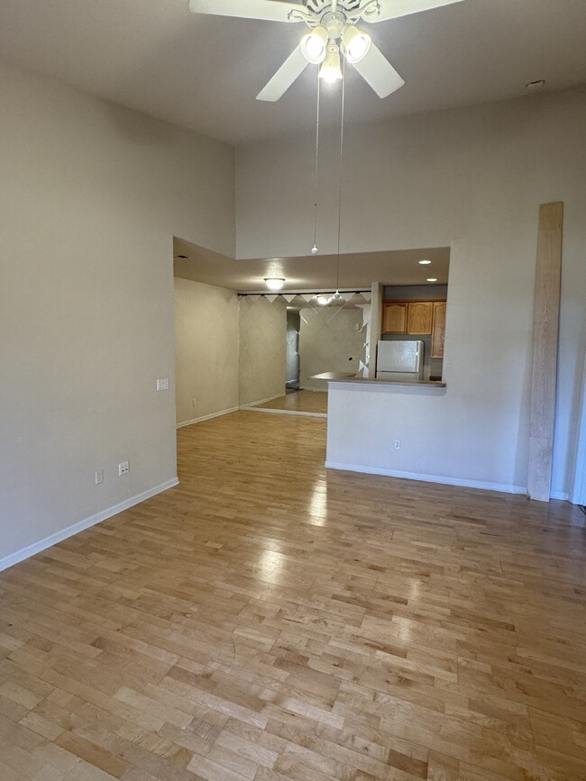 Building Photo - Bright Top Floor Condo with Vaulted Ceilin...