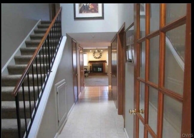 Building Photo - 372 Summerhaven Dr N