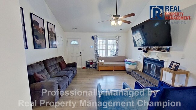 Building Photo - Adorable 3 BD/ 1.5 BA Home with Attached Garage and Large Fenced Yard