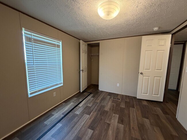 Building Photo - Spacious Mobile Home-large yard