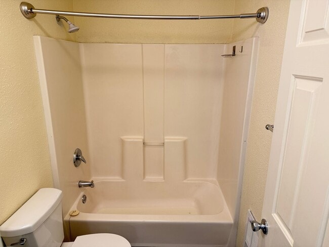 Building Photo - Updated 3-bedroom 1.5 bath duplex in Eugene!