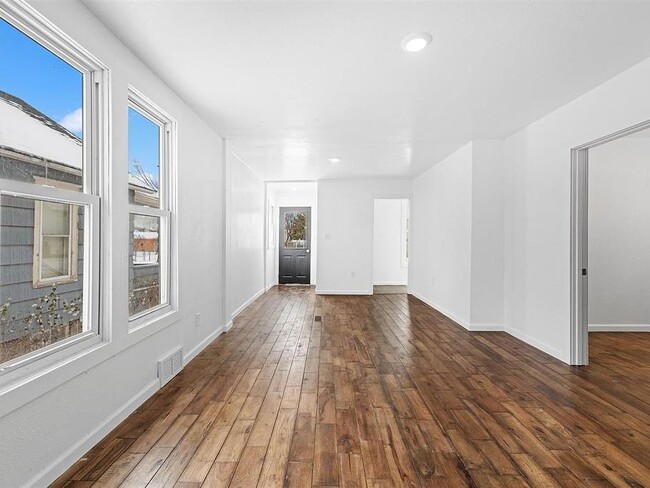 Building Photo - 1610 15th Ave