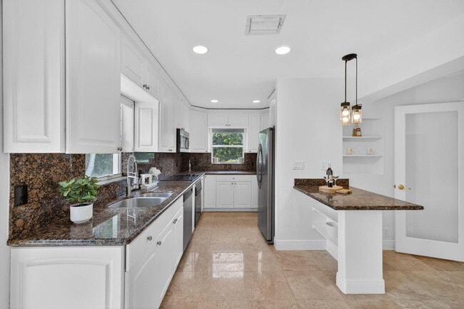 Building Photo - 2808 NE 22nd St