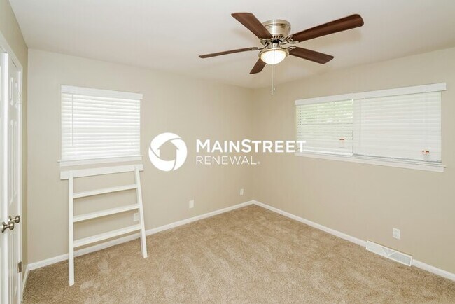 Building Photo - 3 Bedroom Pet-Friendly Home in Center Poin...