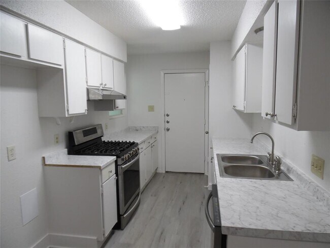 Building Photo - 7400 Dixie Dr