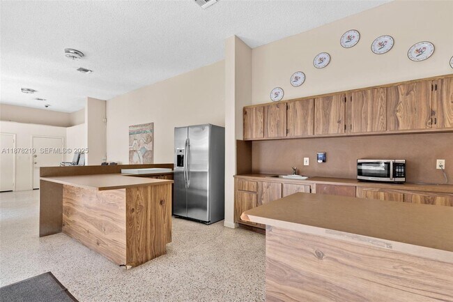 Building Photo - 13951 Kendale Lakes Cir