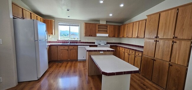 Building Photo - Horse Property on 2.5 Acres Minutes to Downtown Grants Pass