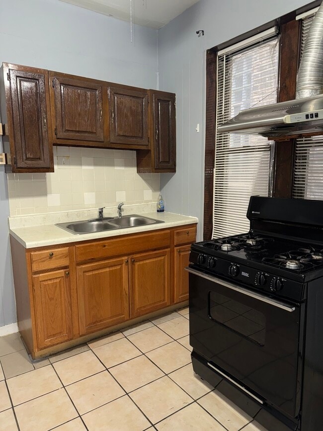 Building Photo - 940 W 31st Pl