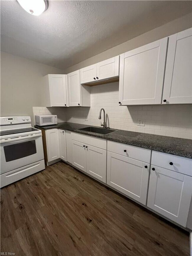 Building Photo - 454 Kling St