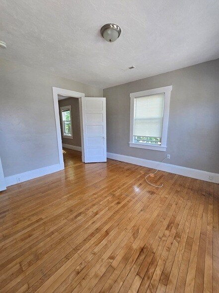 Building Photo - 208 Pine St