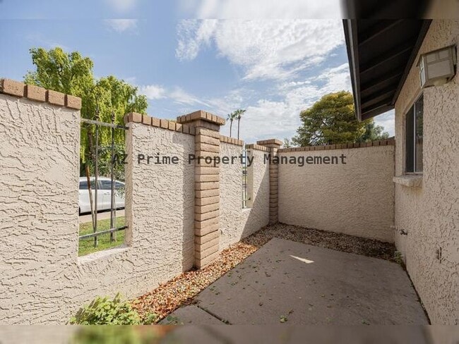 Building Photo - 1025 W Laguna Dr