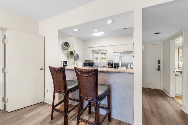 Building Photo - Furnished Resort 2/2 Condo, on Golf Course, Lake Views