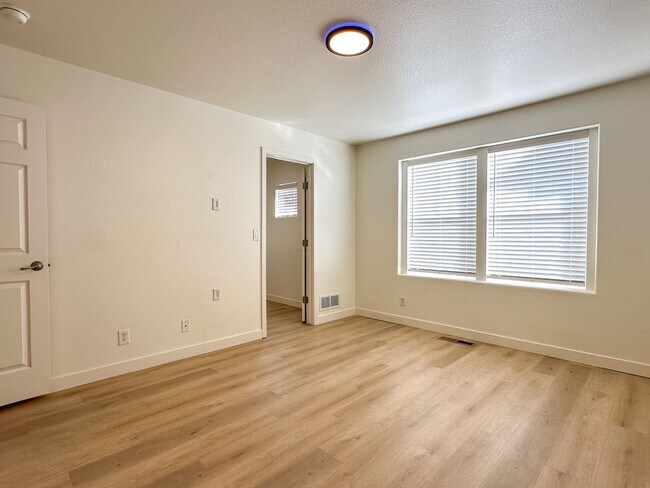 Building Photo - Beautifully Updated Townhome Near DIA
