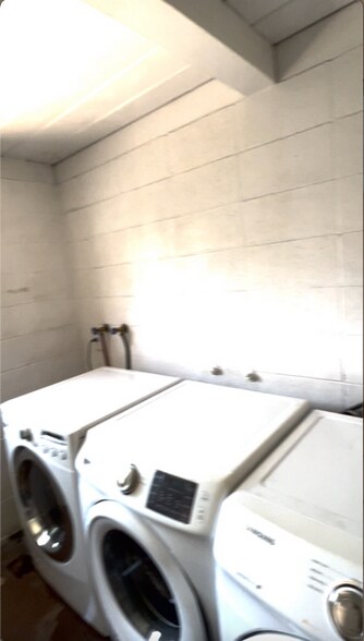 Building Photo - 929 S Thorne Ave