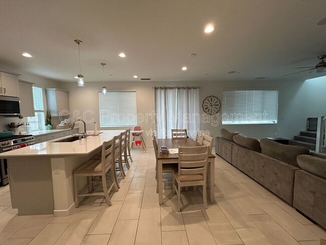 Building Photo - 711 Robert Ave