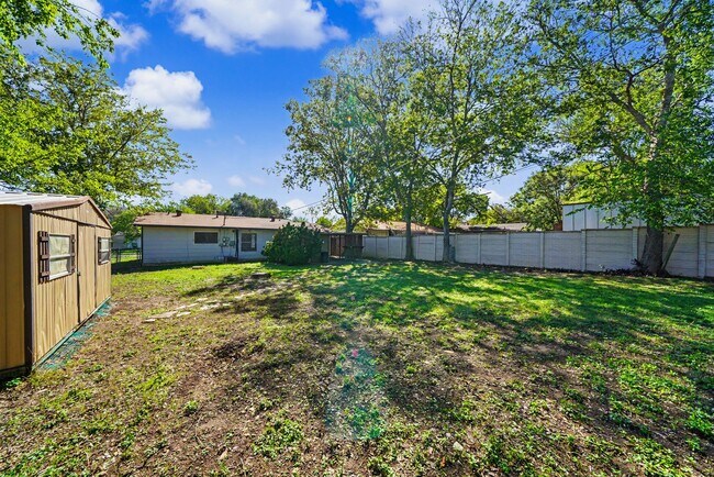 Building Photo - 823 Straight Ln