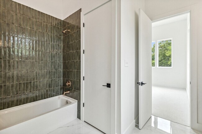 Building Photo - 111 Nob Hill Cir