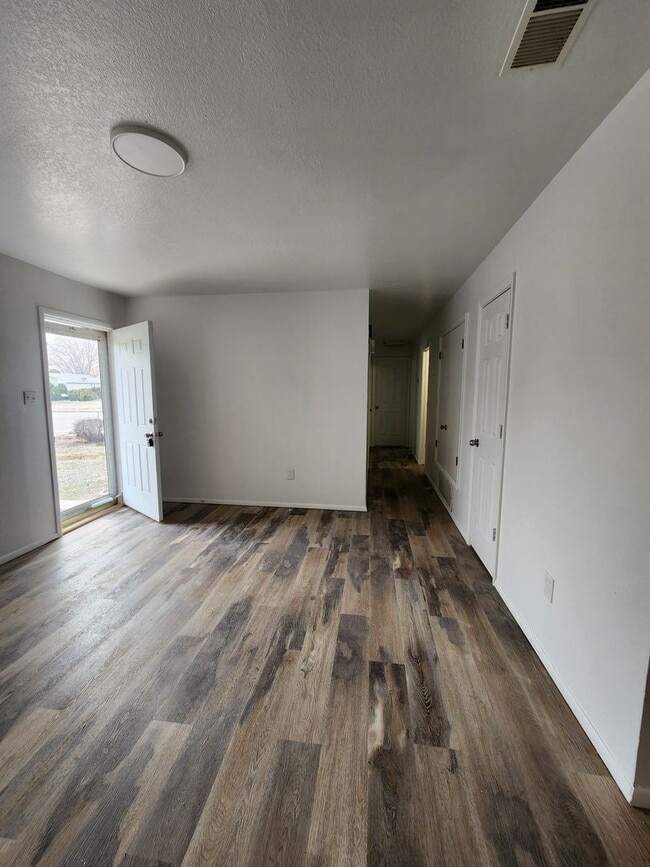 Building Photo - Beautifully Done Home Waiting For You...