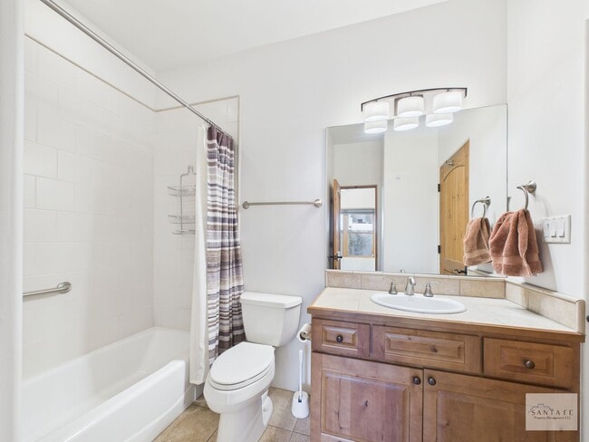 Building Photo - Beautifully Done Custom Built Townhouse wi...
